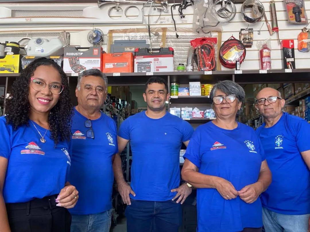 Equipe da Central do Caminhão uniformizada na loja com peças e acessórios